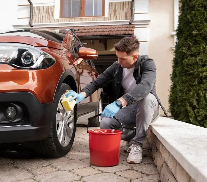 Lavage auto à domicile Plouégat-Moysan : professionnel intervenant sur un véhicule